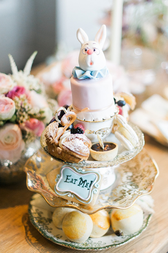 Alice in Wonderland cake