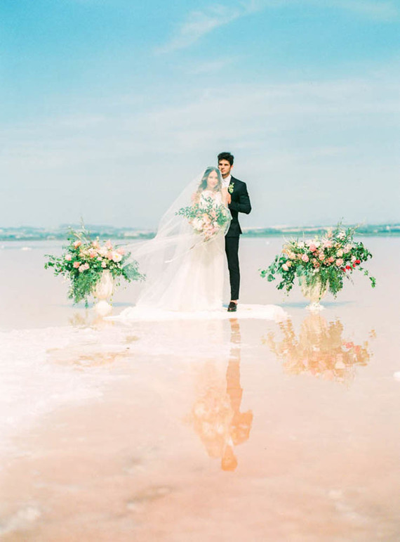 Fancy elopement inspiration at La Laguna Rosa de Torrevieja in Spain