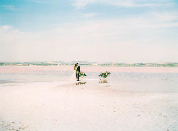 Fancy elopement inspiration at La Laguna Rosa de Torrevieja in Spain