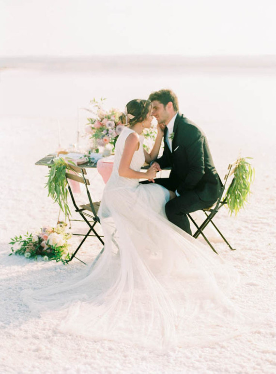 Fancy elopement inspiration at La Laguna Rosa de Torrevieja in Spain