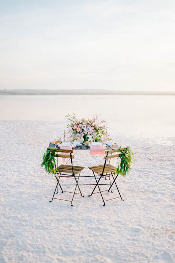 Fancy elopement inspiration at La Laguna Rosa de Torrevieja in Spain