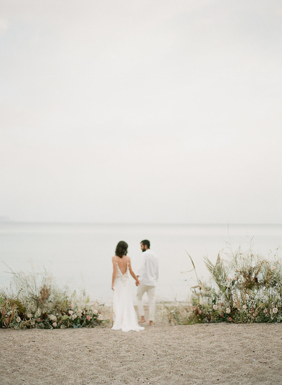 Rustic modern beach elopement ideas in Greece